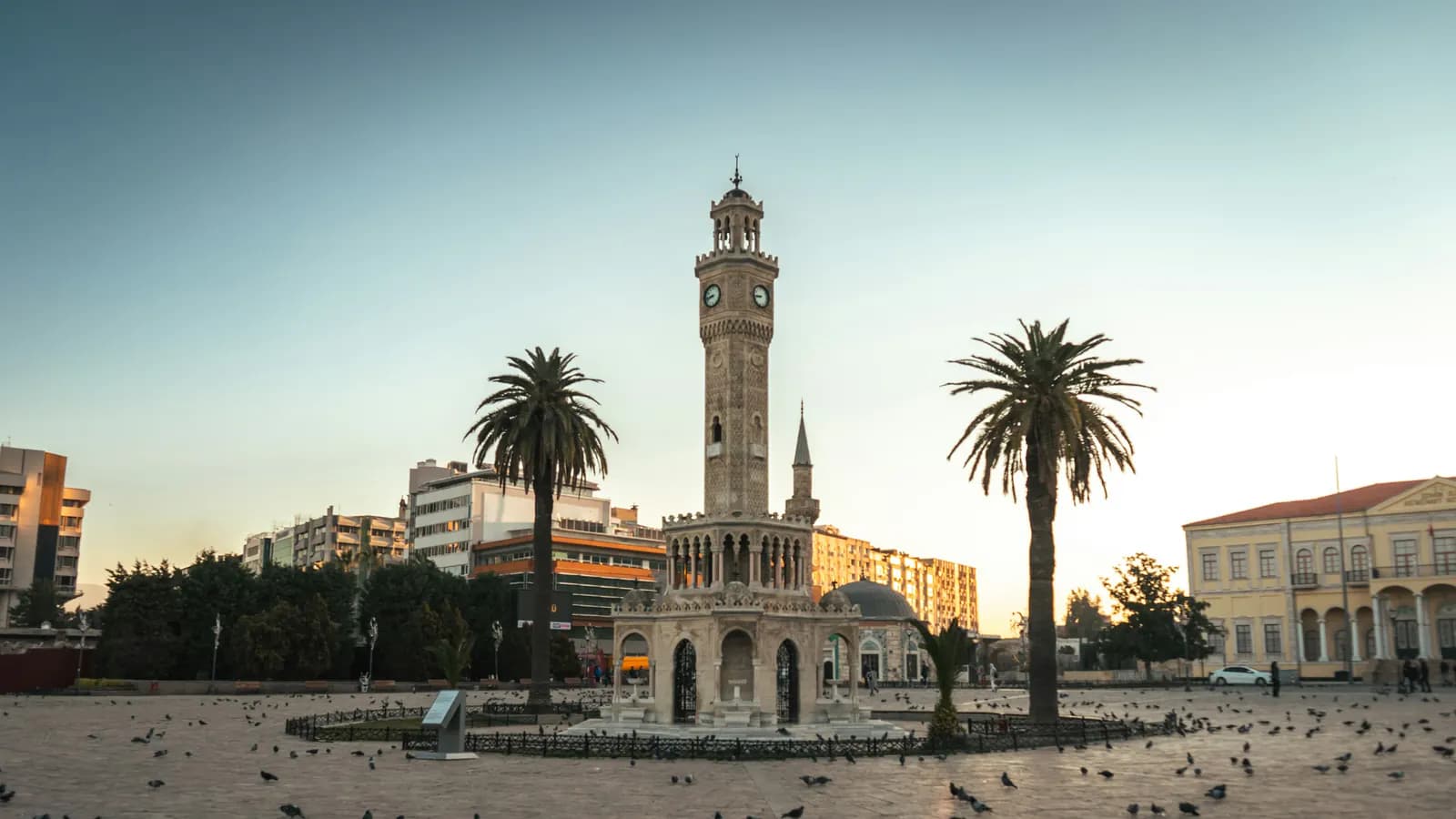 İzmir Konak Meydanı'ndaki tarihi Saat Kulesi